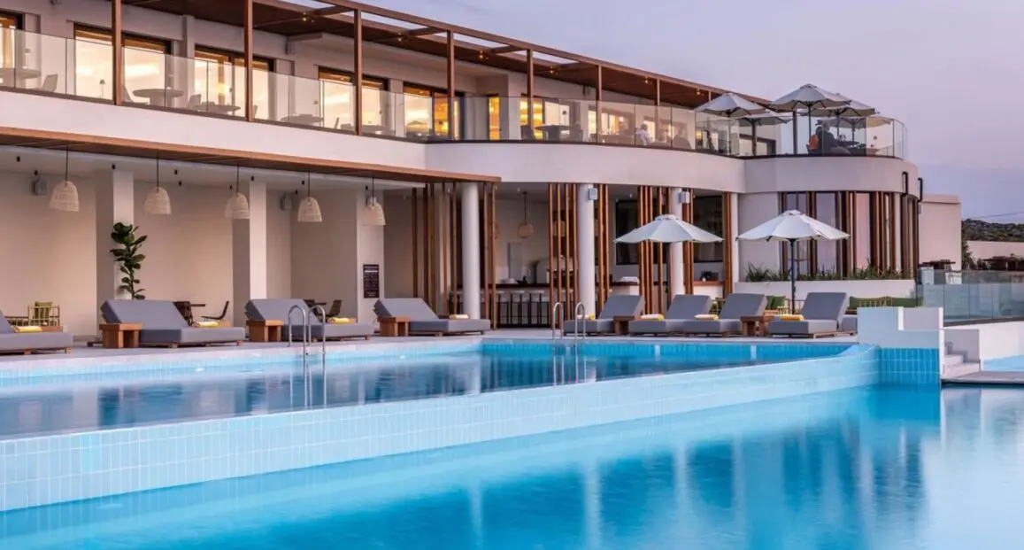 Basen w hotelu Isla Brown Chania Curio Collection By Hilton