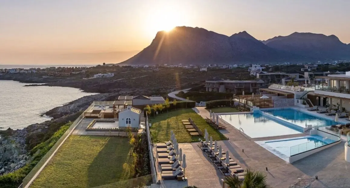 Basen w hotelu Isla Brown Chania Curio Collection By Hilton