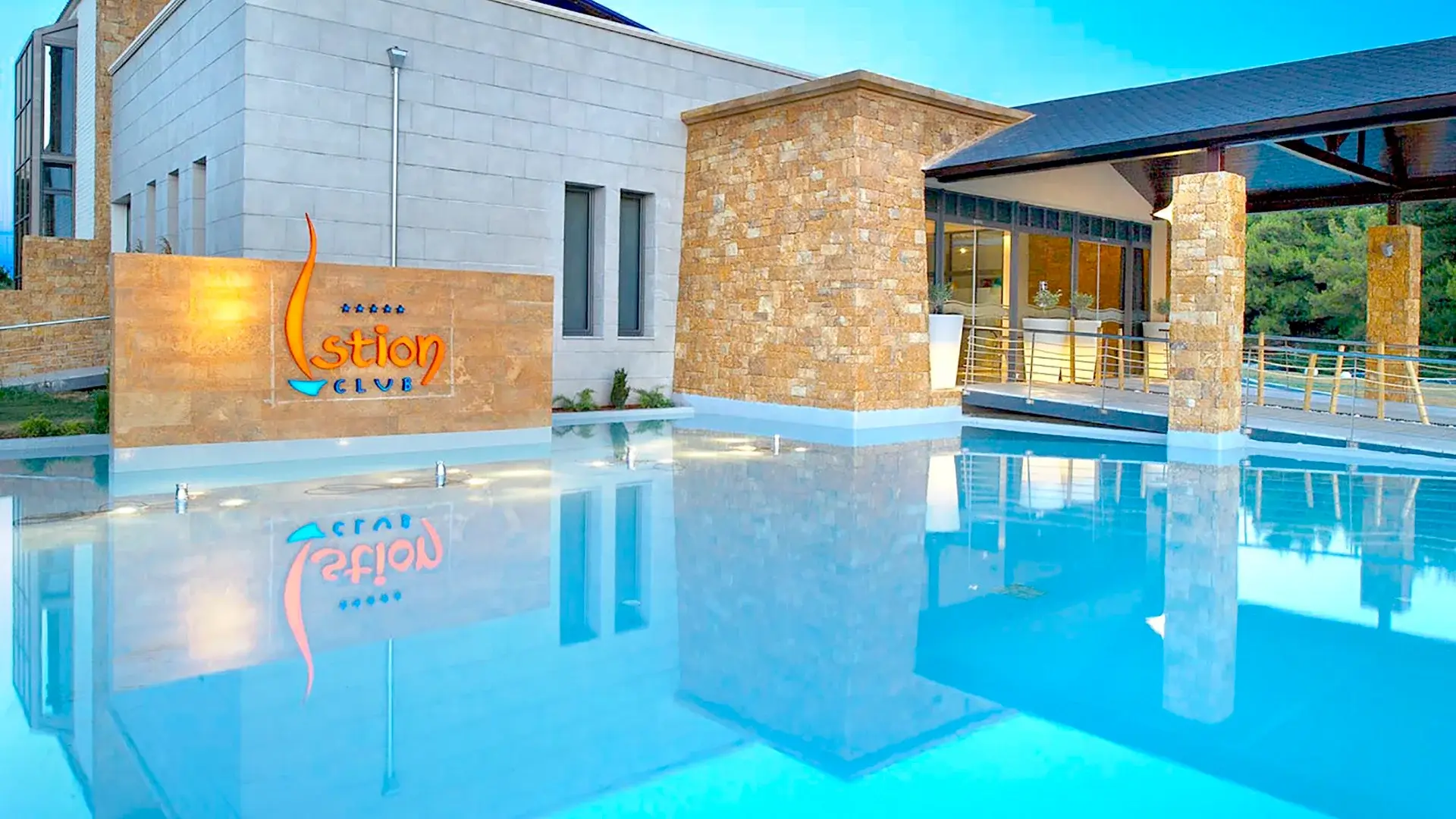 Basen w hotelu Istion Club