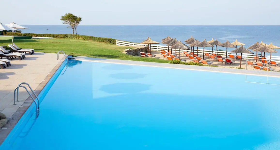 Basen w hotelu Istion Club