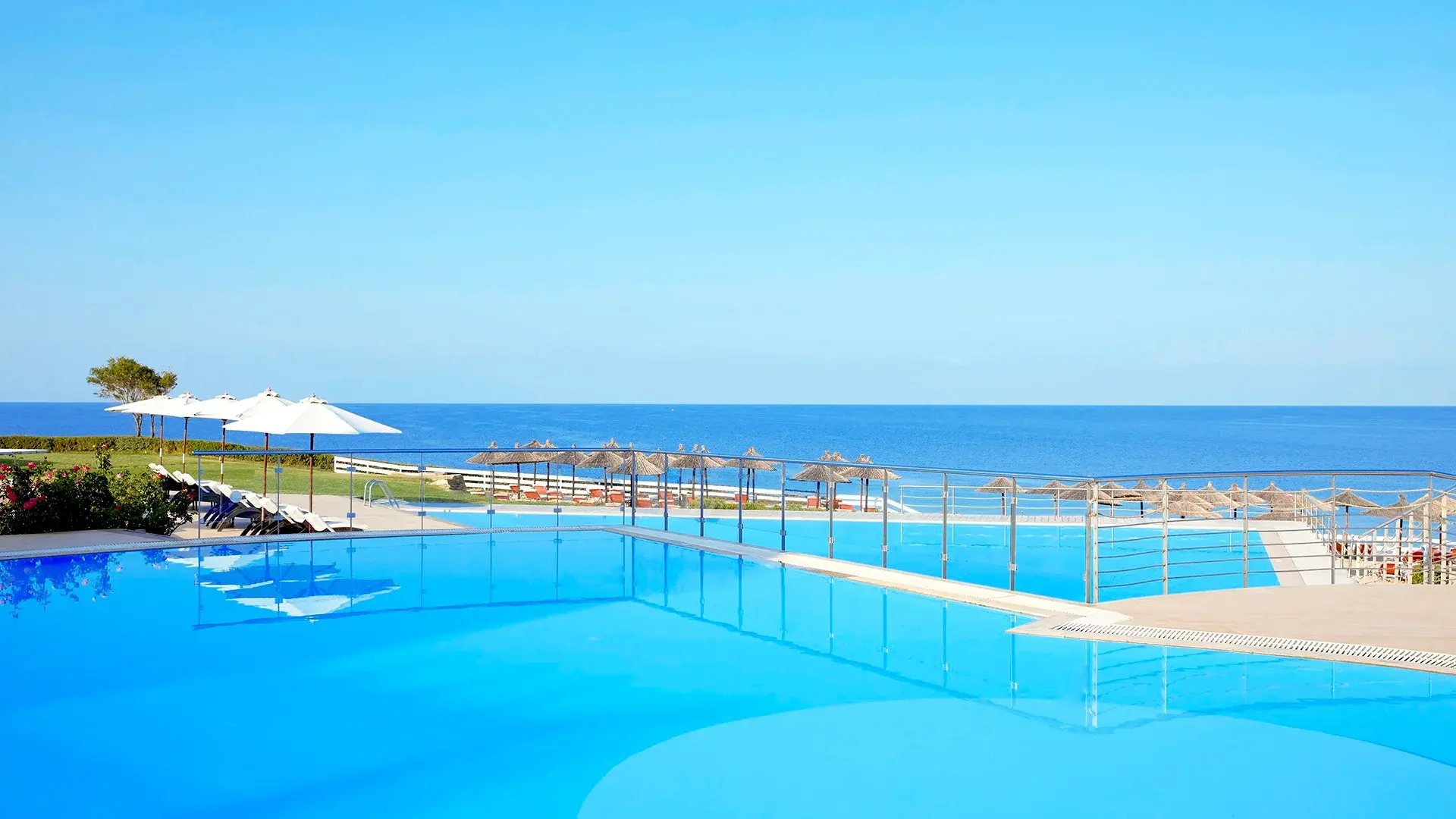 Basen w hotelu Istion Club