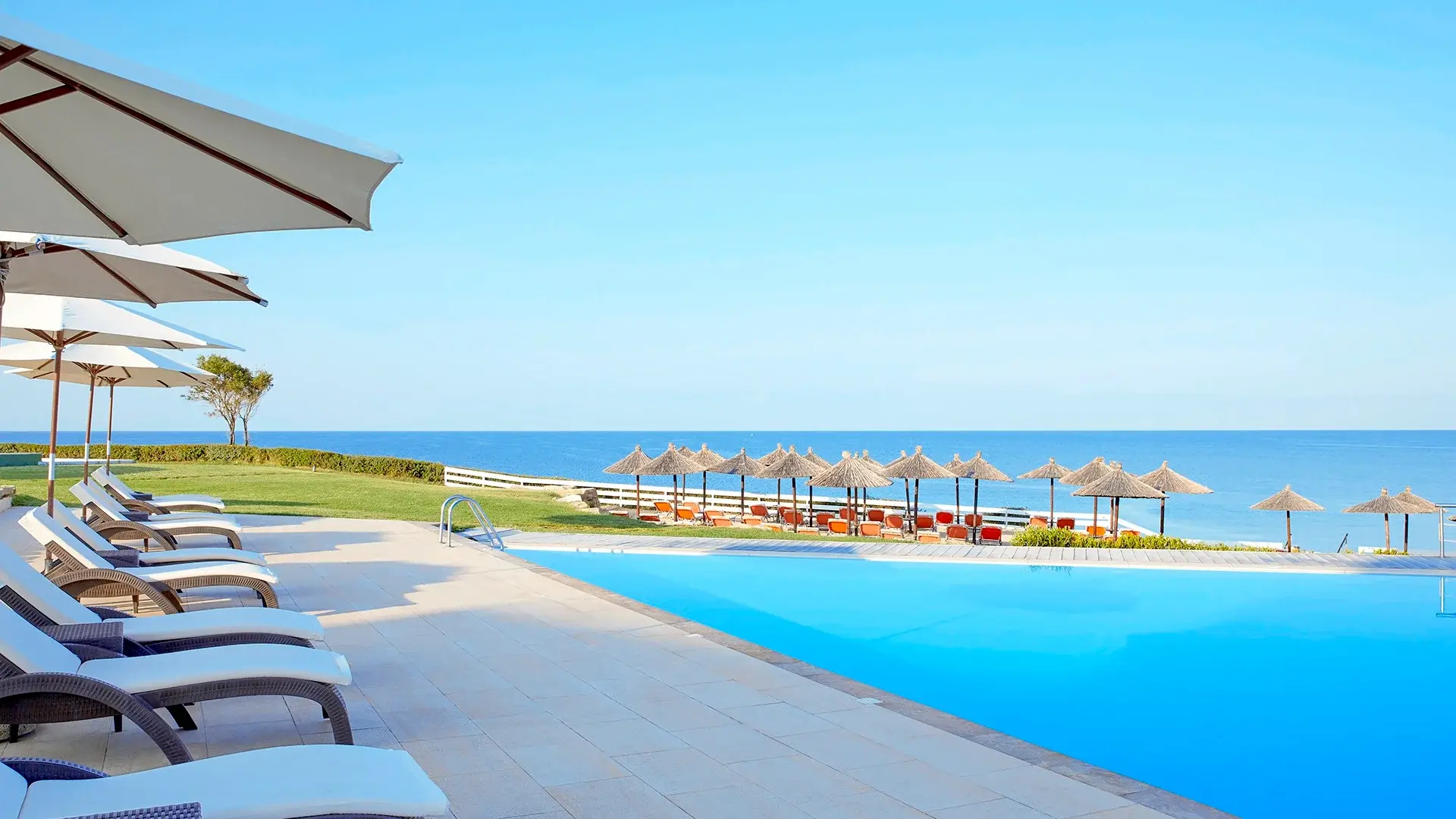 Basen w hotelu Istion Club