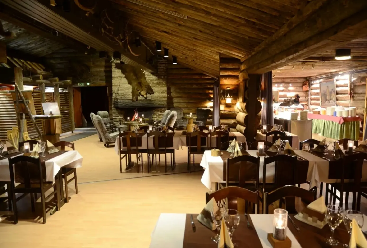 Restauracja i jedzenie w hotelu Lapland Hotels Luostotunturi & Amethyst Spa