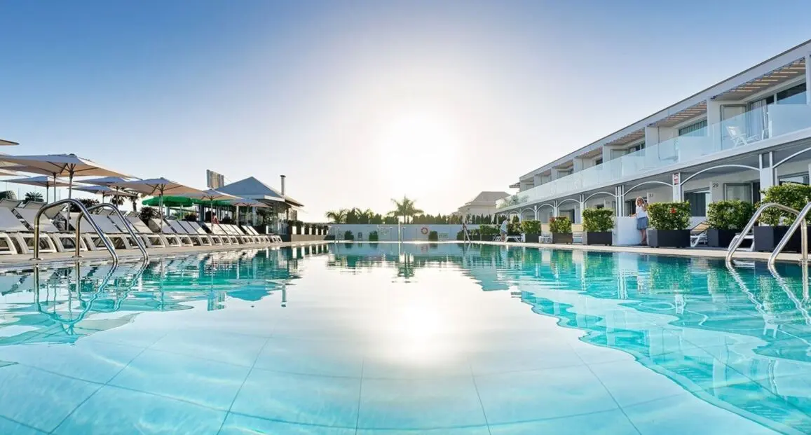 Basen w hotelu Lara Apartments (Adults Only)