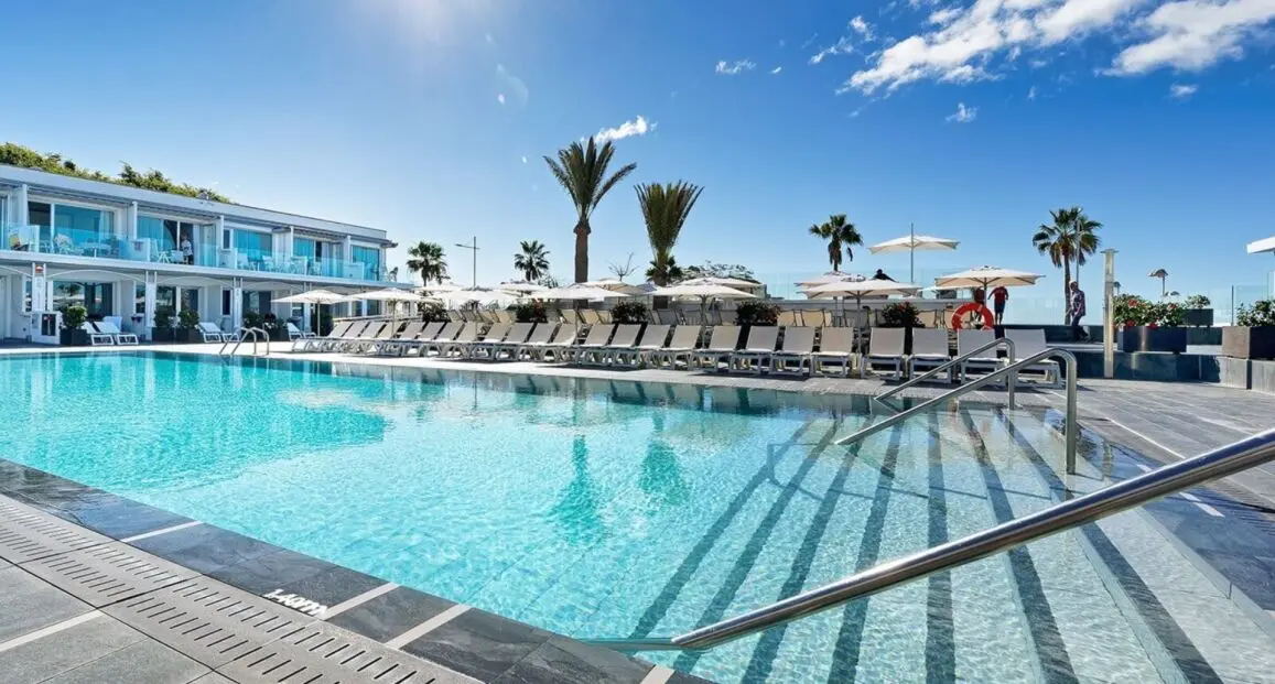Basen w hotelu Lara Apartments (Adults Only)