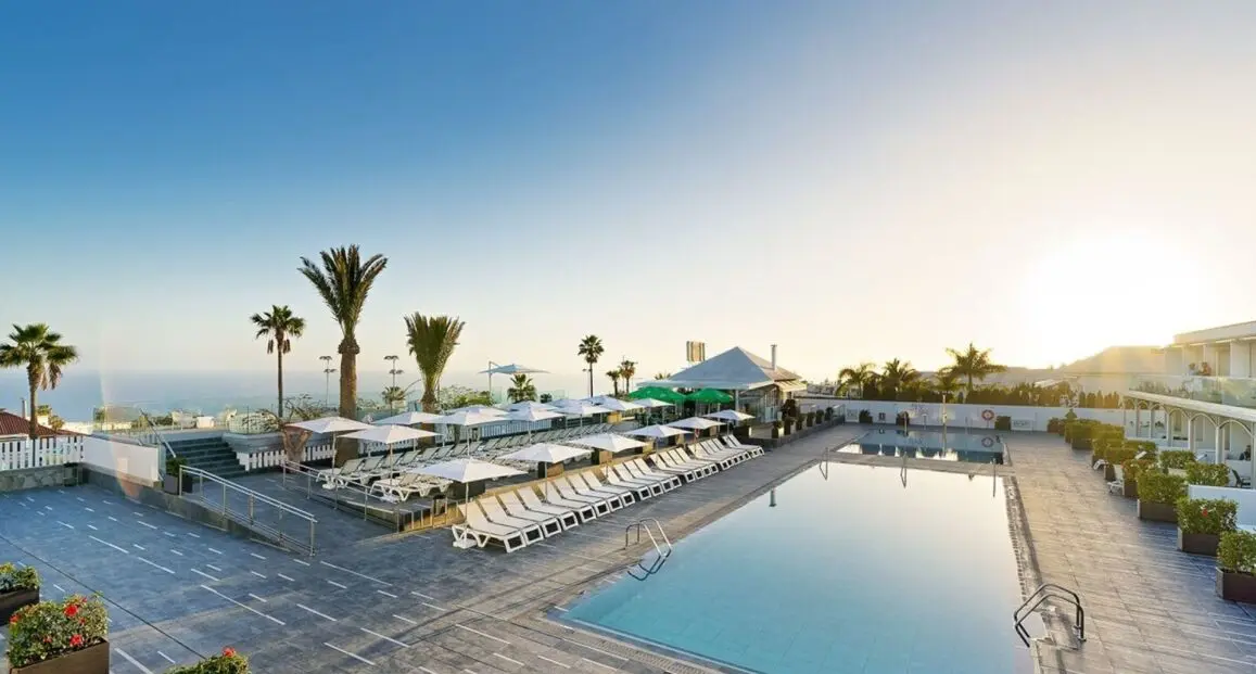 Basen w hotelu Lara Apartments (Adults Only)