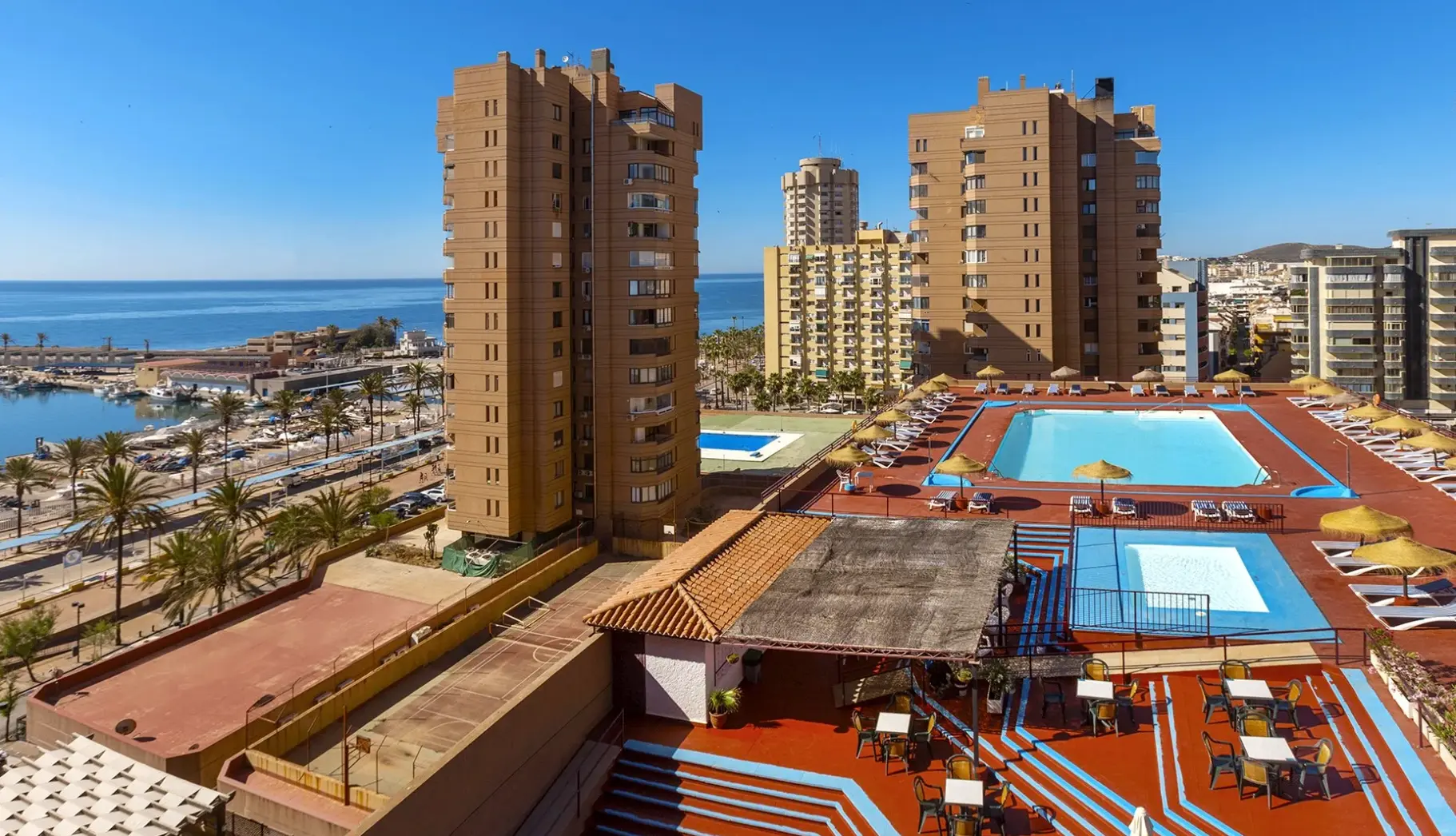 Basen w hotelu Las Palmeras Affiliated by Fergus