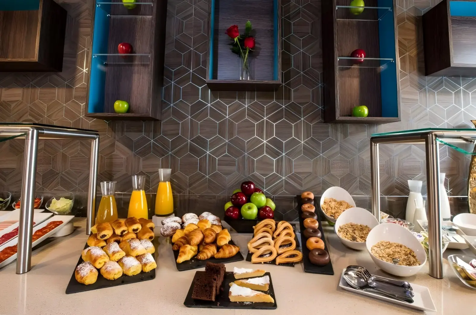 Restauracja i jedzenie w hotelu Leonardo Boutique Hotel Madrid