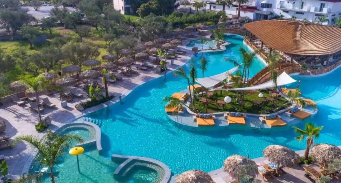 Basen w hotelu Letsos Hotel