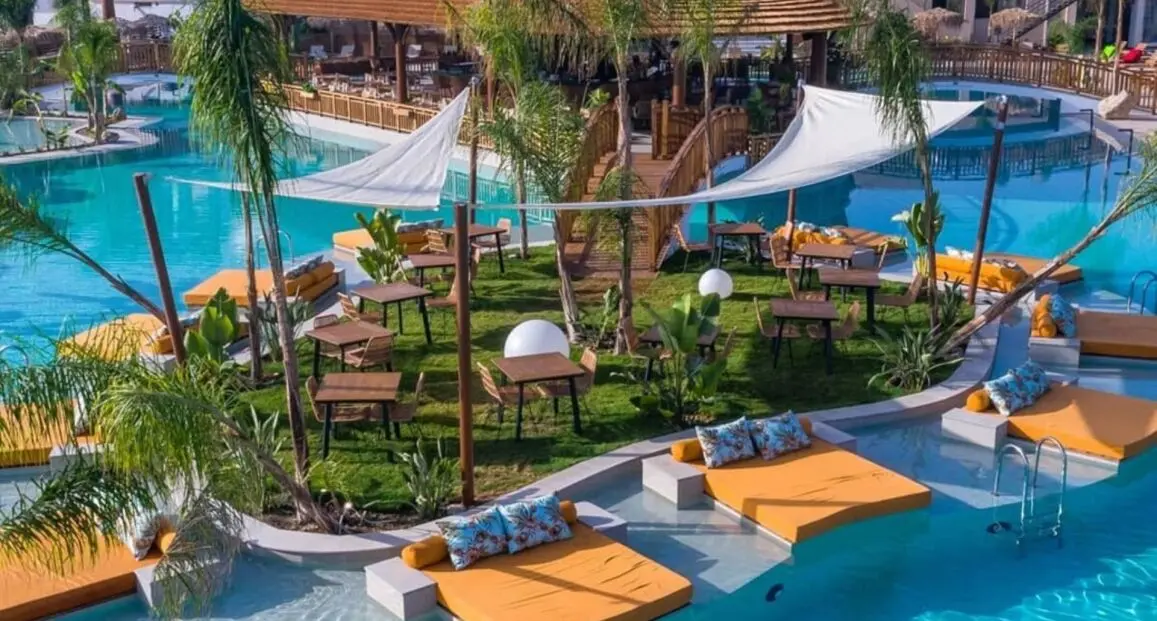 Basen w hotelu Letsos Hotel