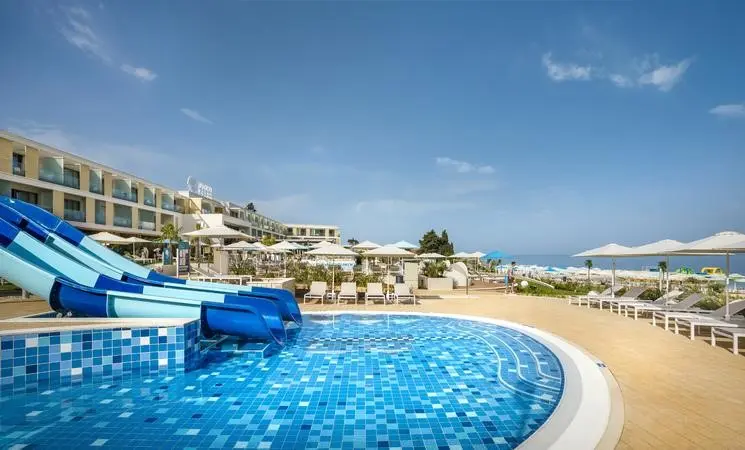 Basen w hotelu Marea Valamar Collection Suites
