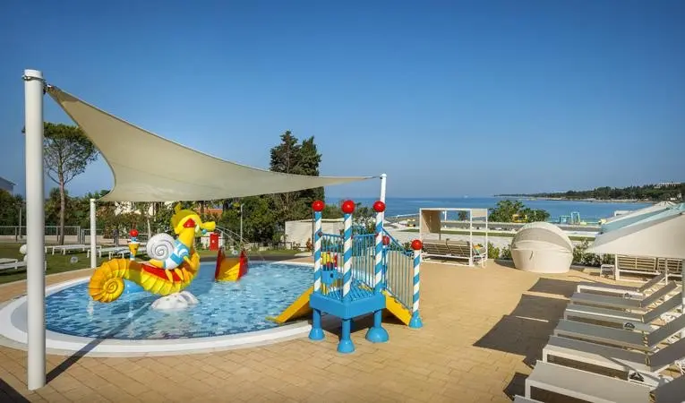Basen w hotelu Marea Valamar Collection Suites
