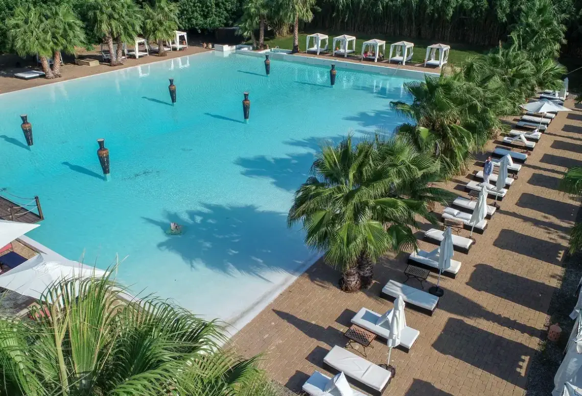 Basen w hotelu Masseria & Spa LuciaGiovanni