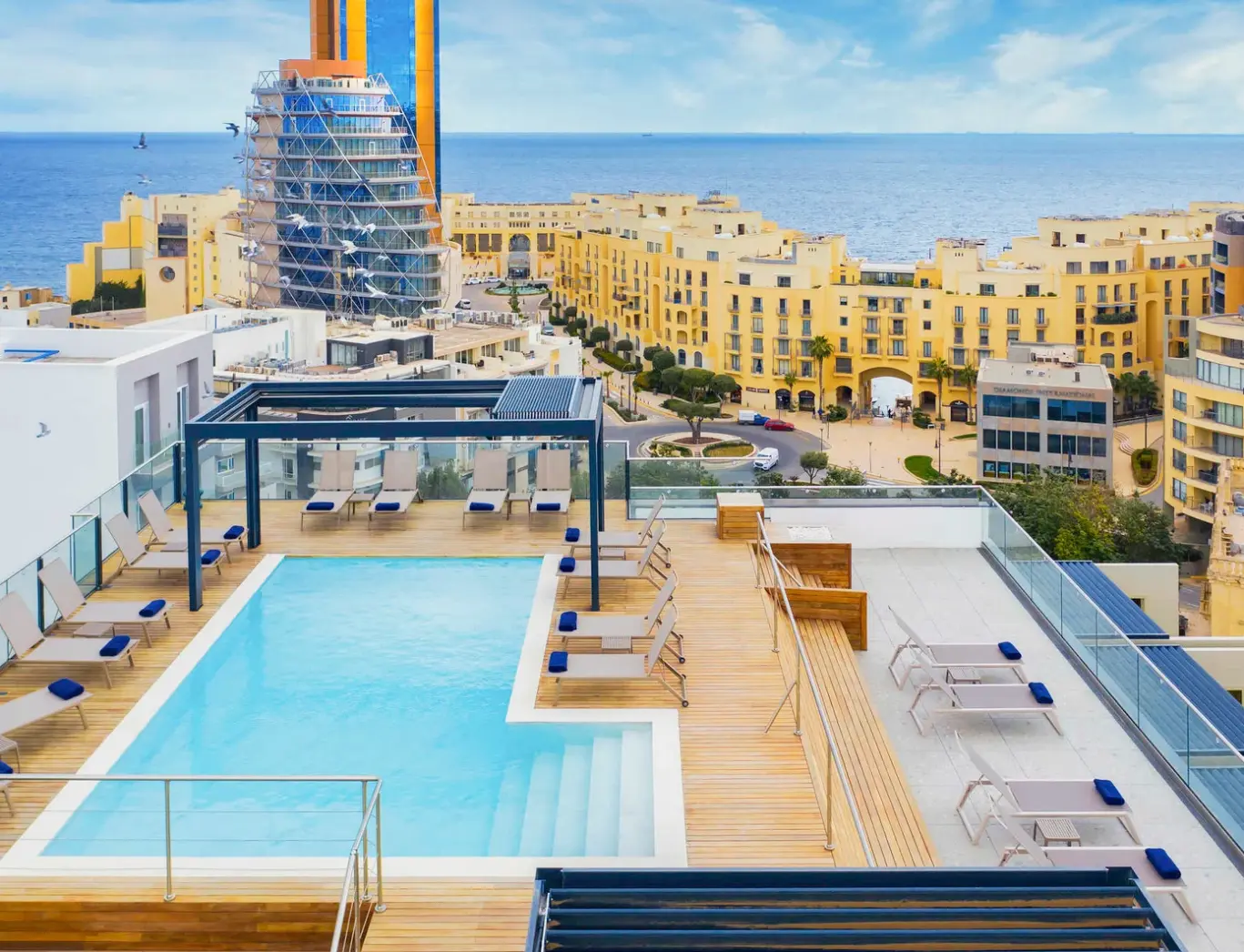 Basen w hotelu Mercure St. Julian’s Malta