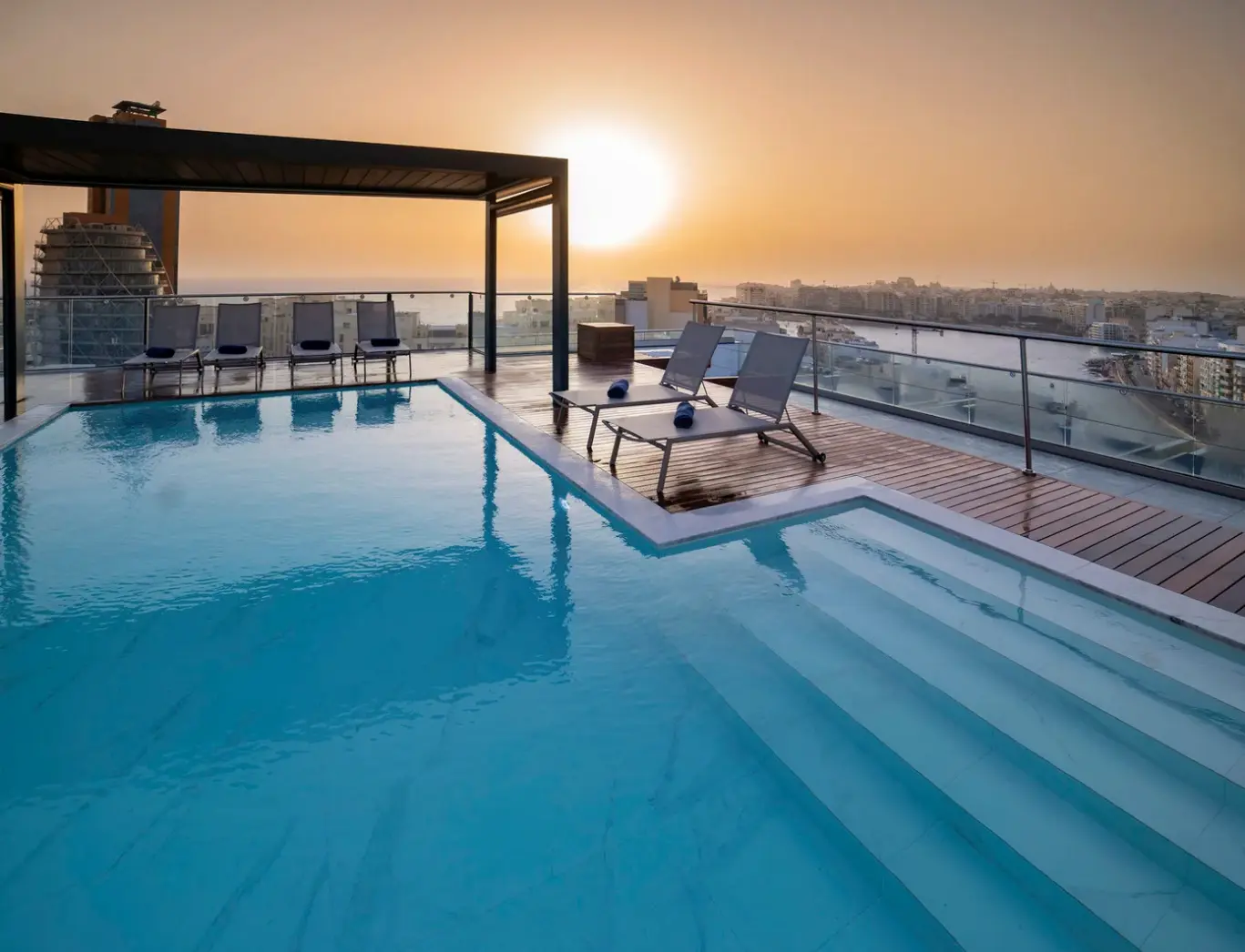 Basen w hotelu Mercure St. Julian’s Malta