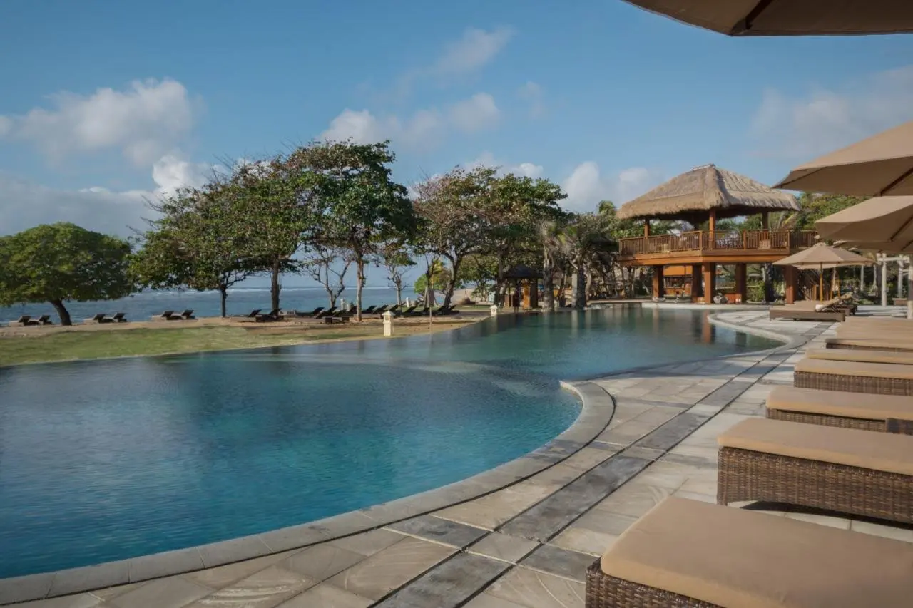 Basen w hotelu Merusaka Nusa Dua
