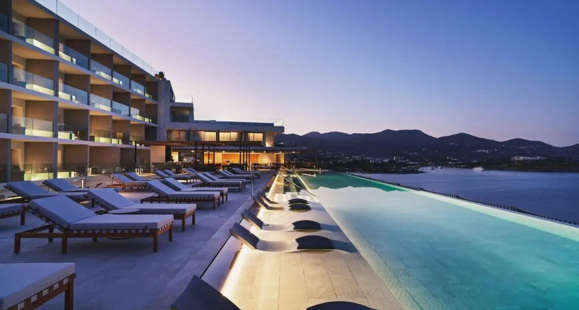 Basen w hotelu MGallery Niko Seaside Resort