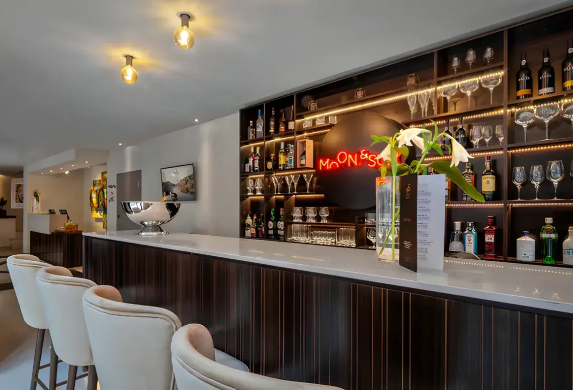 Restauracja i jedzenie w hotelu Moon & Sun Porto