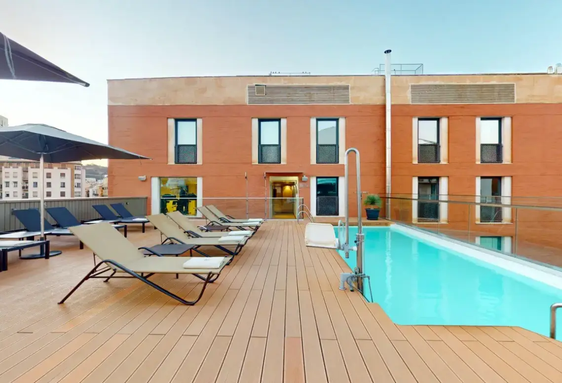 Basen w hotelu NH Malaga