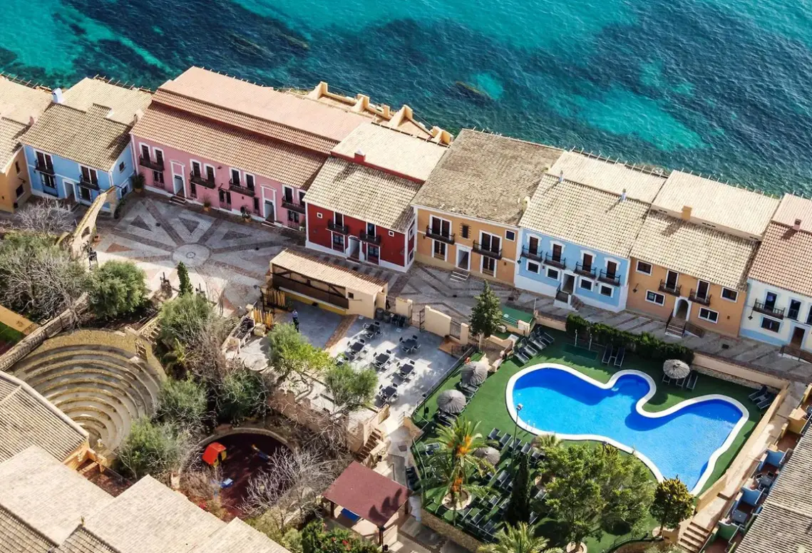 Basen w hotelu Occidental Pueblo Acantilado