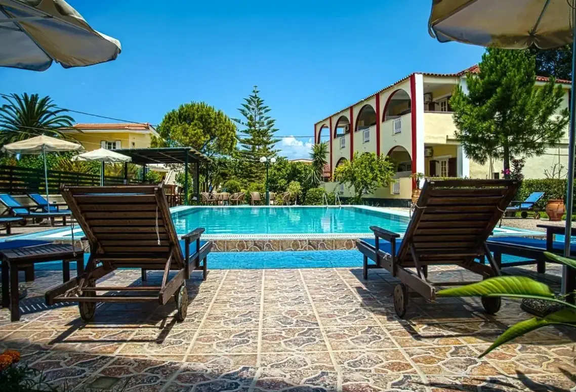 Basen w hotelu Oscar Villa and Studios