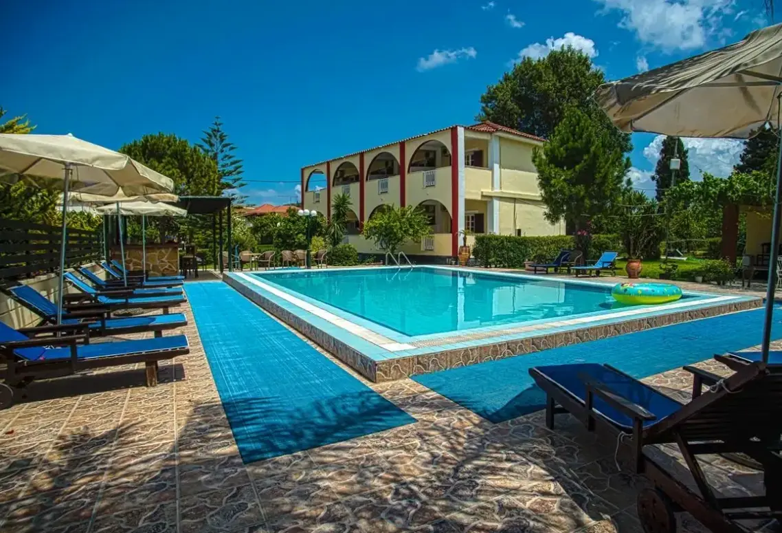 Basen w hotelu Oscar Villa and Studios