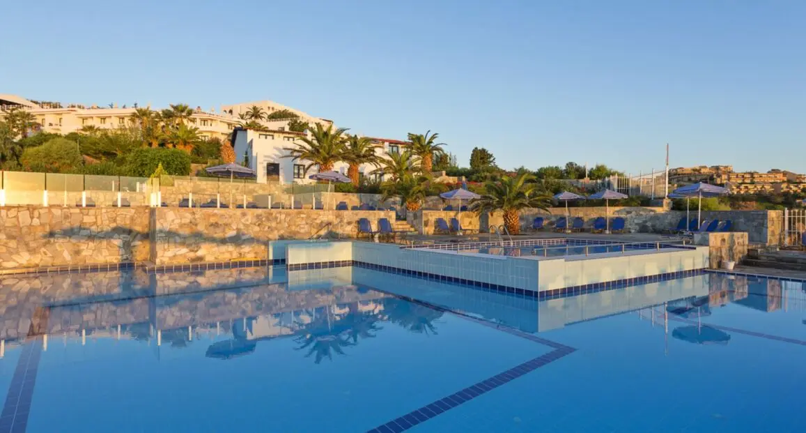 Basen w hotelu Peninsula Hotel