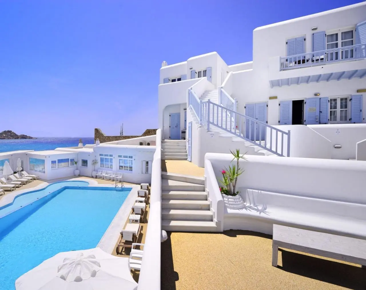 Basen w hotelu Petinos Hotel