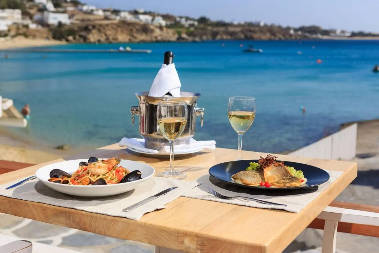 Plaża przy hotelu Petinos Hotel