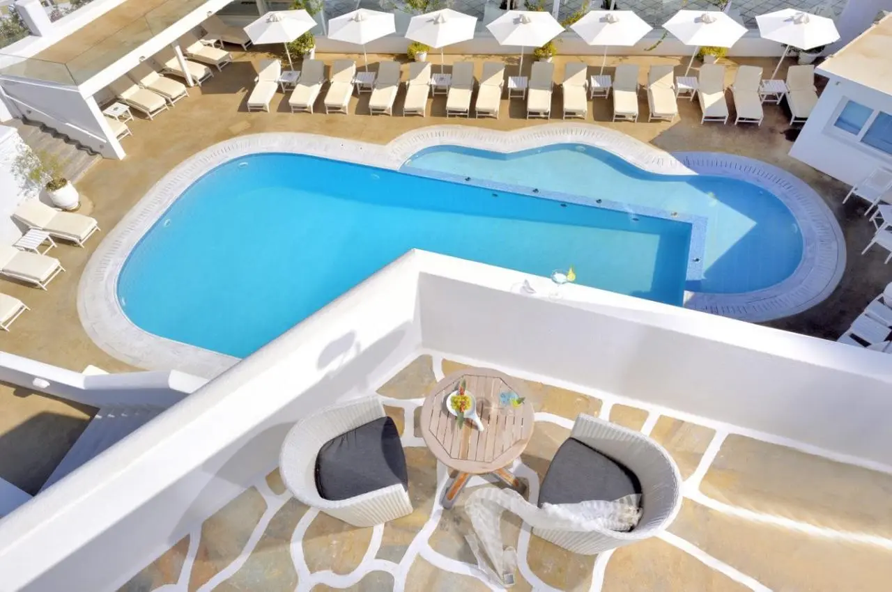 Basen w hotelu Petinos Hotel