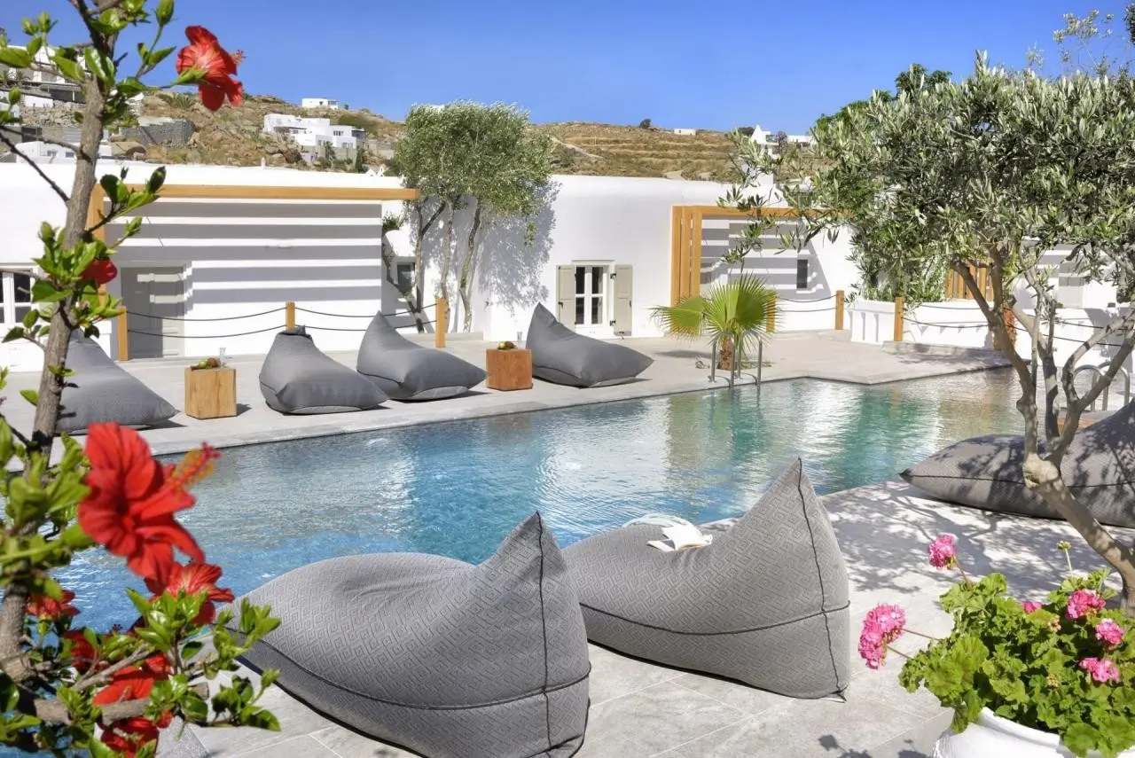 Basen w hotelu Petinos Hotel