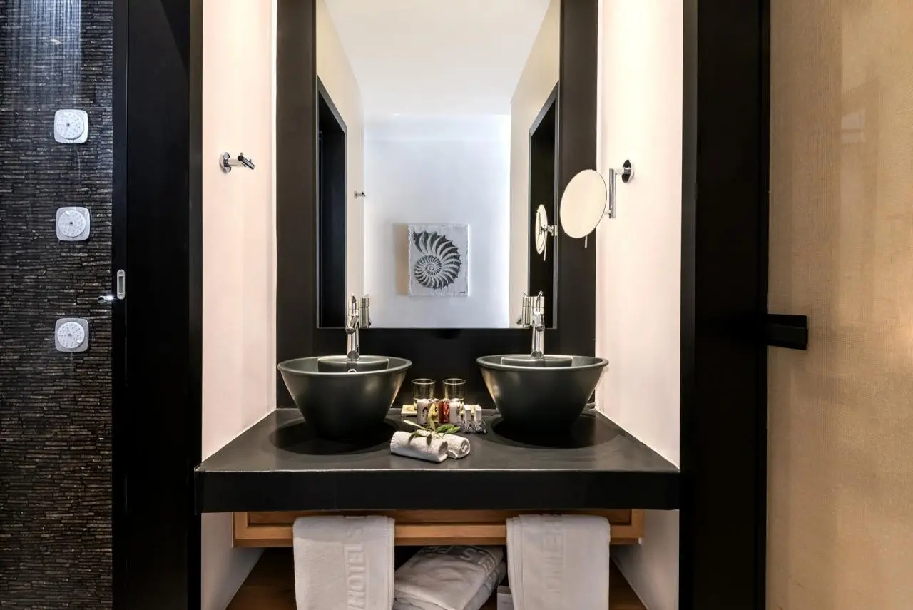 Łazienka w pokoju hotelu Petinos Hotel