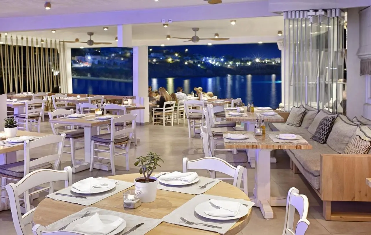 Restauracja i jedzenie w hotelu Petinos Hotel