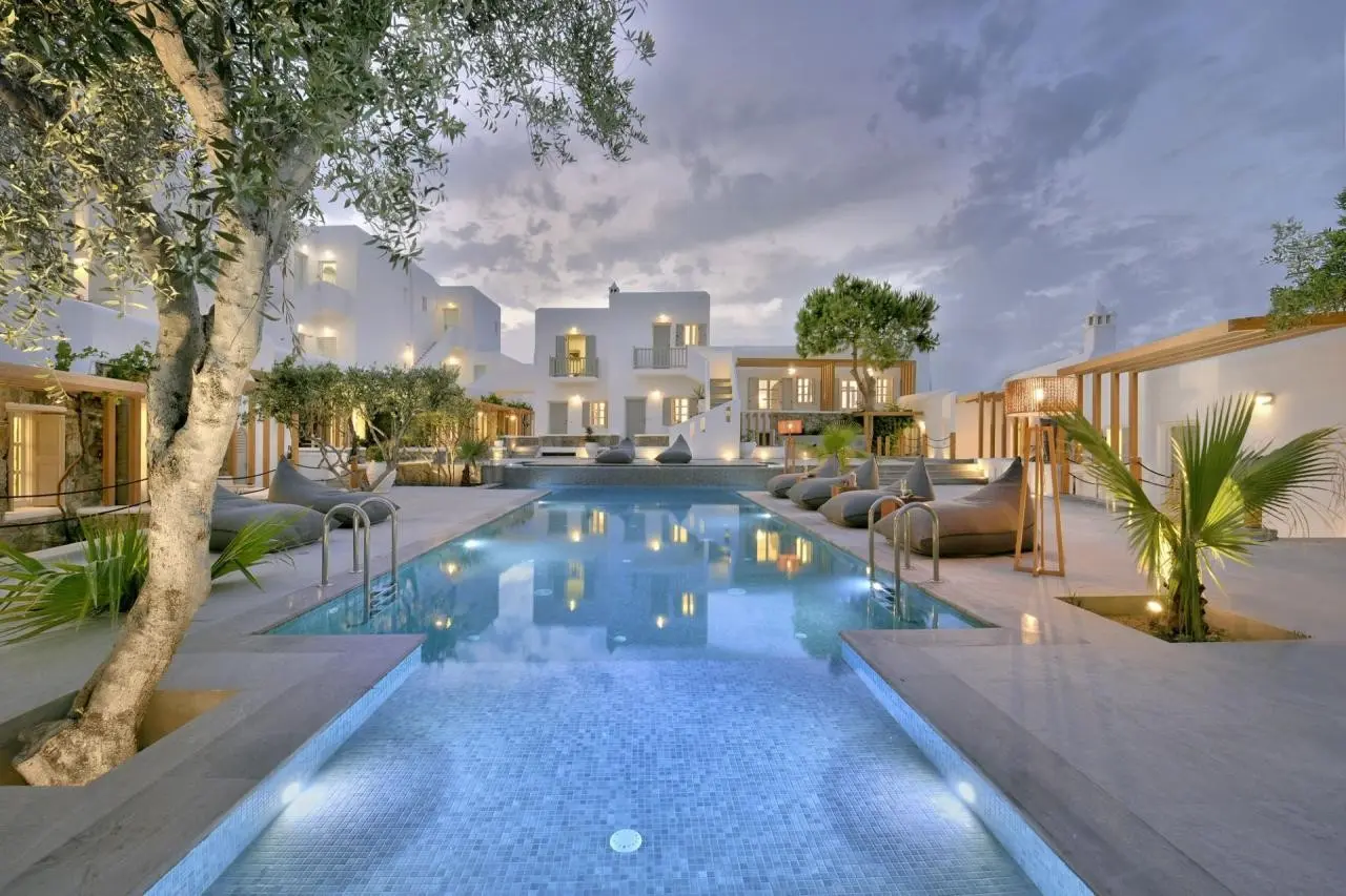 Basen w hotelu Petinos Hotel