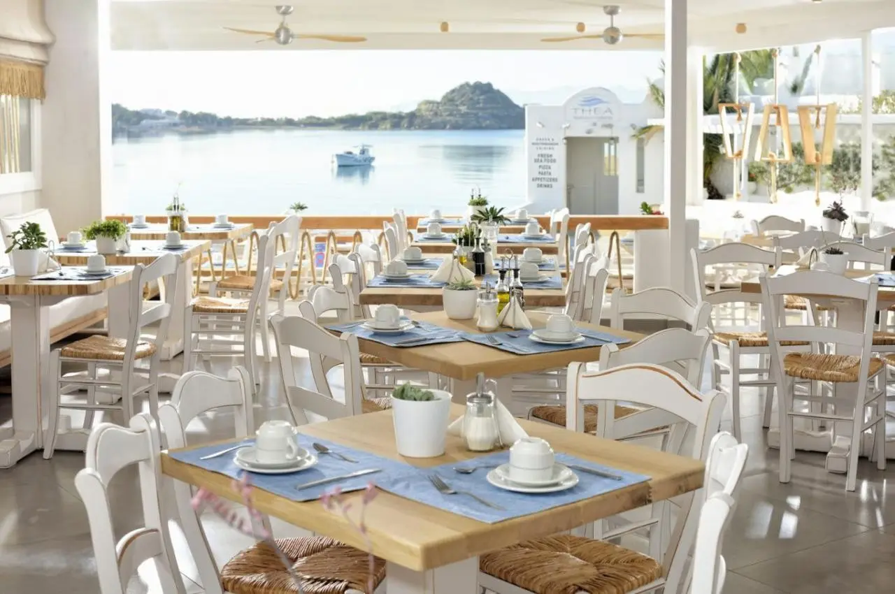 Restauracja i jedzenie w hotelu Petinos Hotel