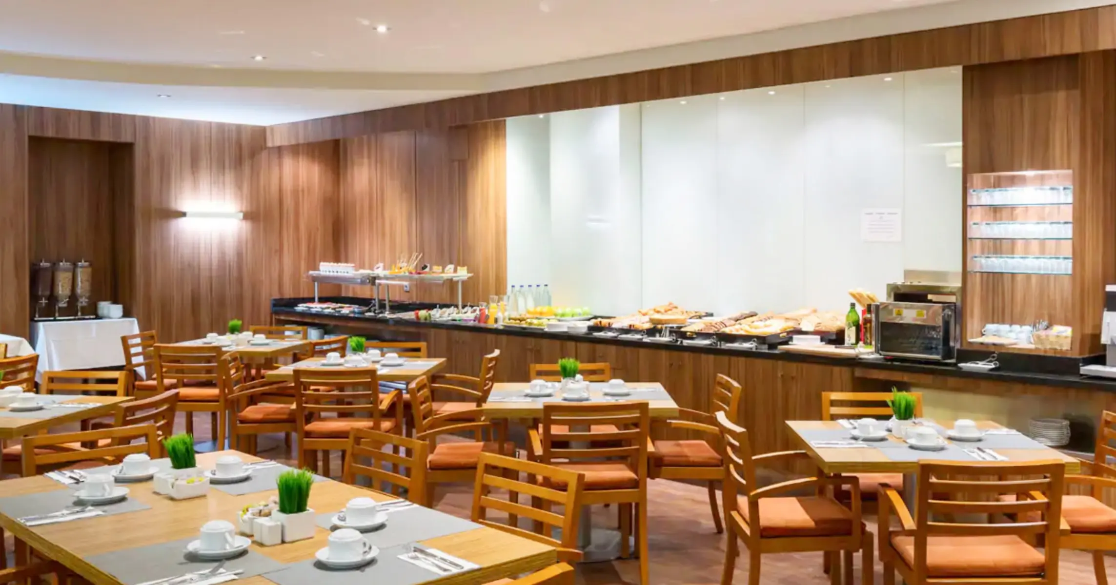 Restauracja i jedzenie w hotelu Port Feria Valencia