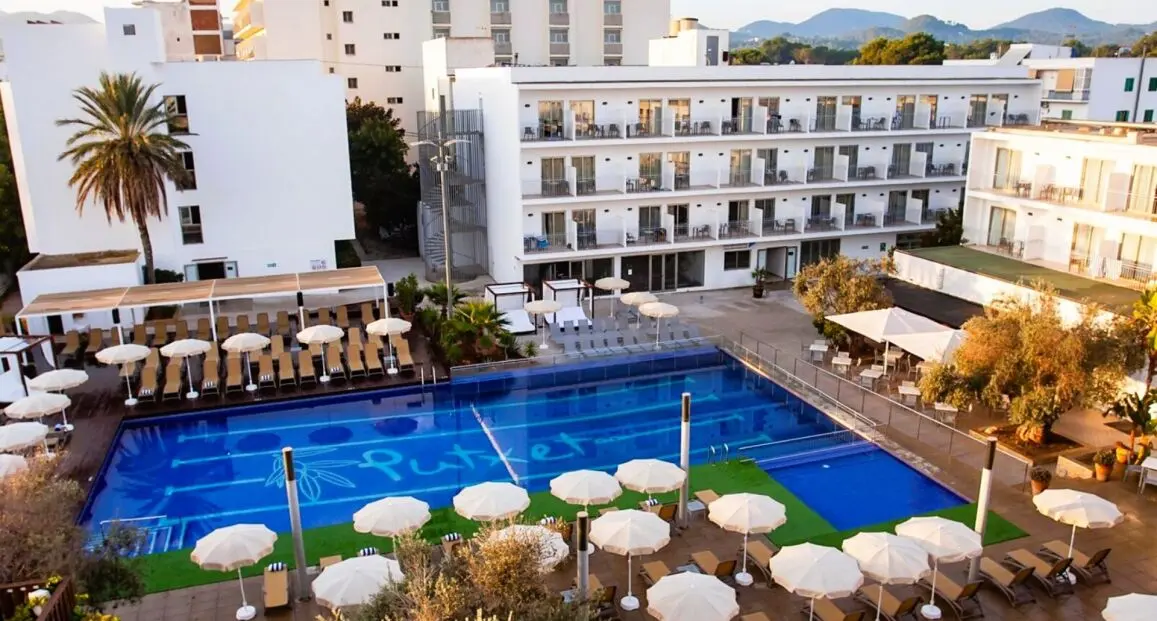 Basen w hotelu Puchet Hotel
