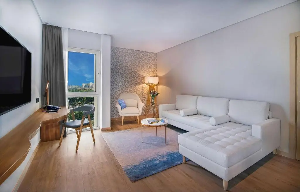 Radisson Blu Hotel & Resort; Abu Dhabi Corniche — RADISSON BLU HOTEL & RESORT, ABU DHABI CORNICHE