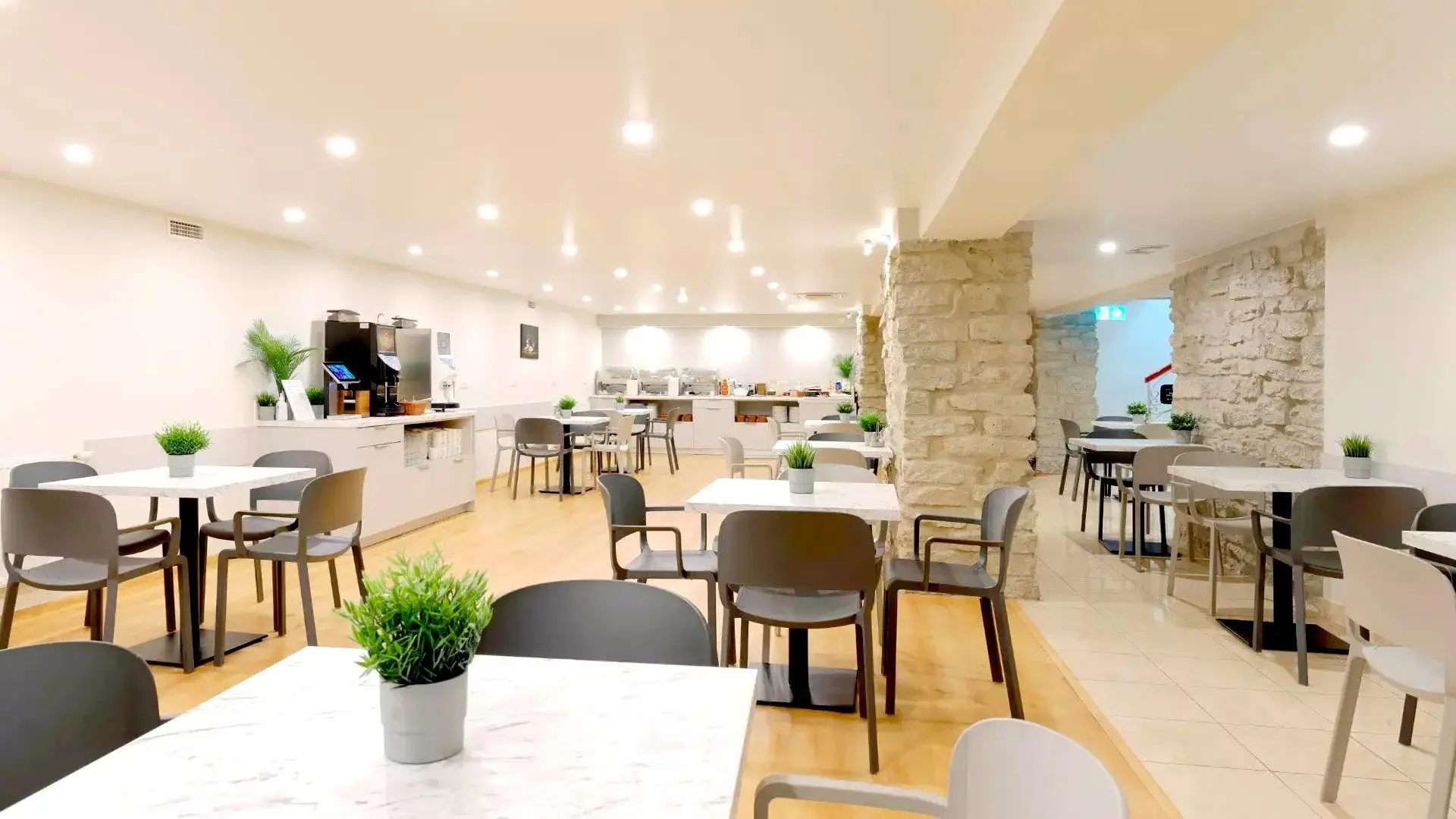 Restauracja i jedzenie w hotelu Rixwell Viru Square Hotel