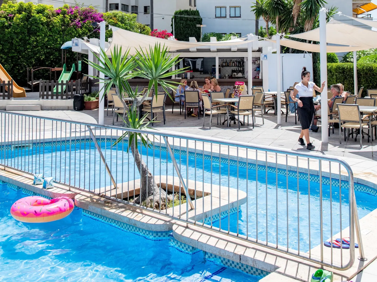 Basen w hotelu Roc Portonova