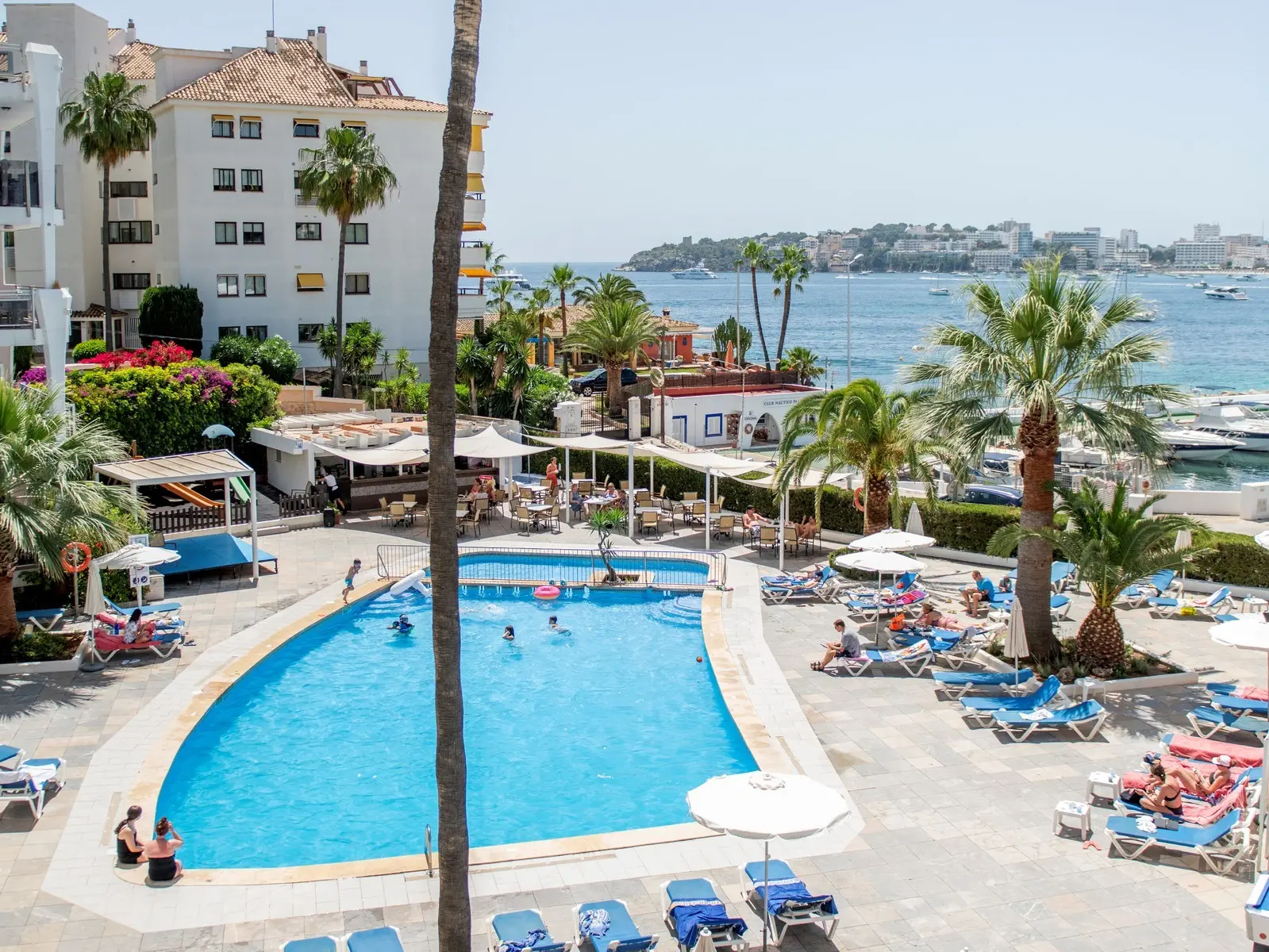 Basen w hotelu Roc Portonova