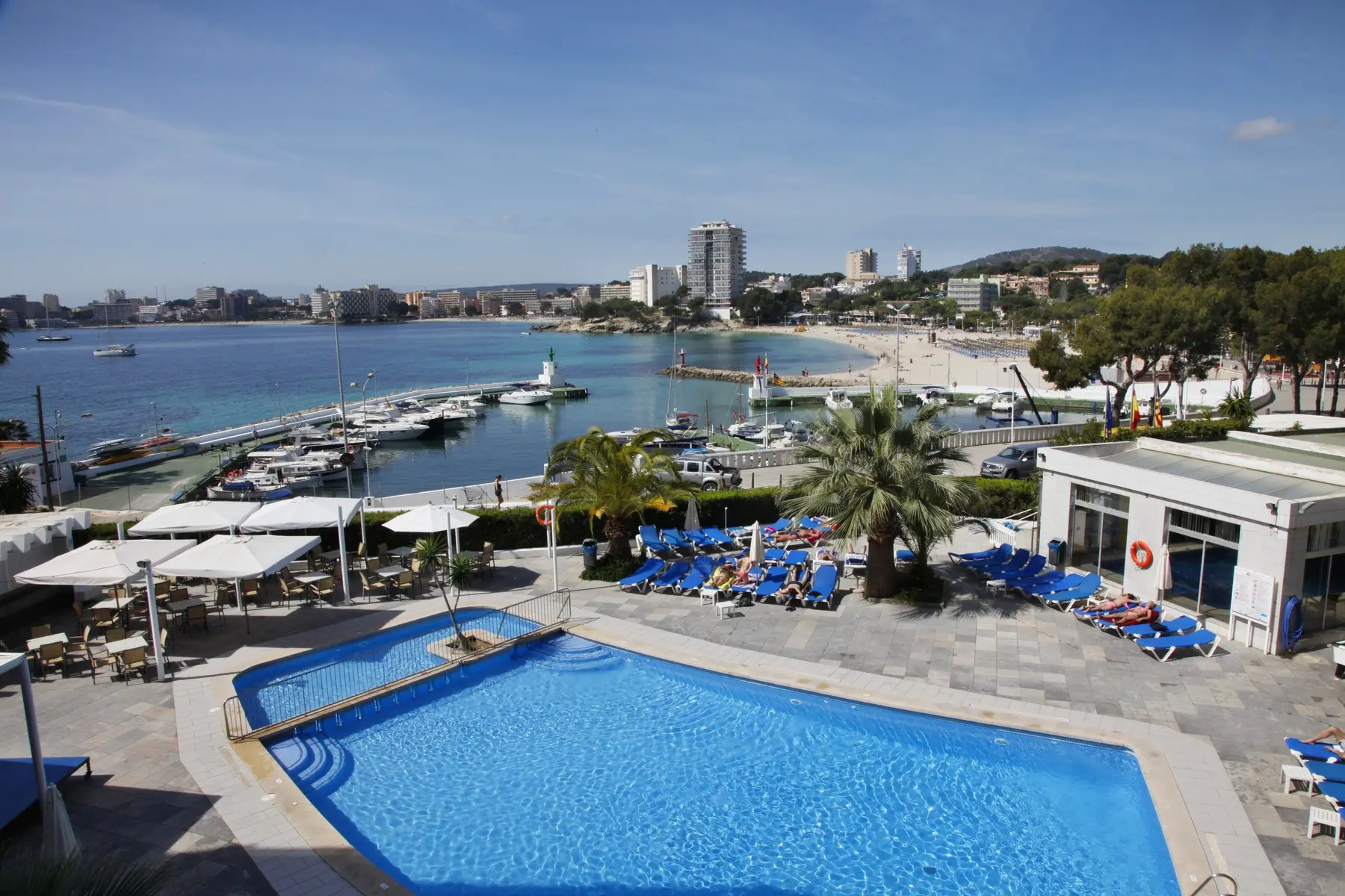 Basen w hotelu Roc Portonova