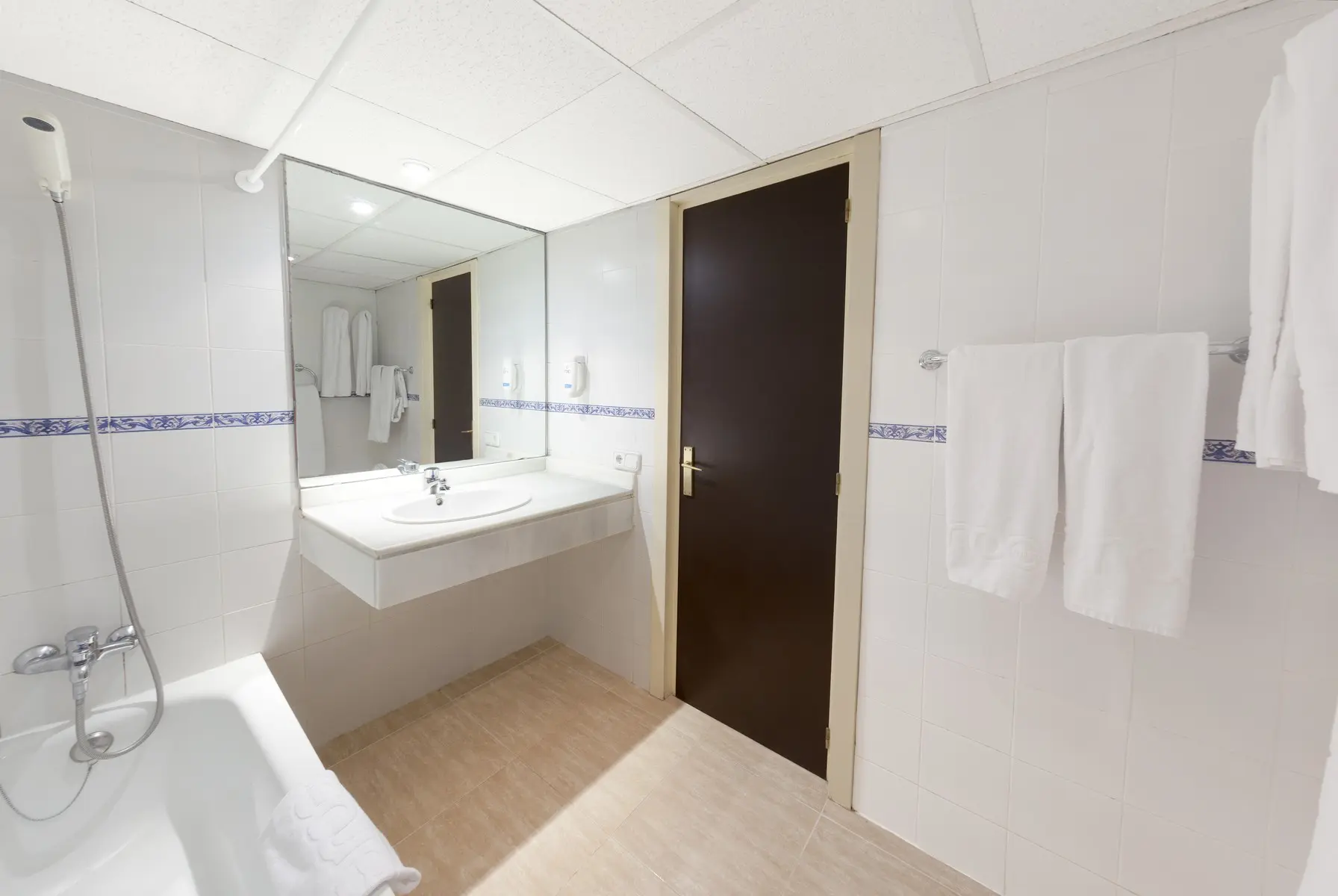 Łazienka w pokoju hotelu Roc Portonova