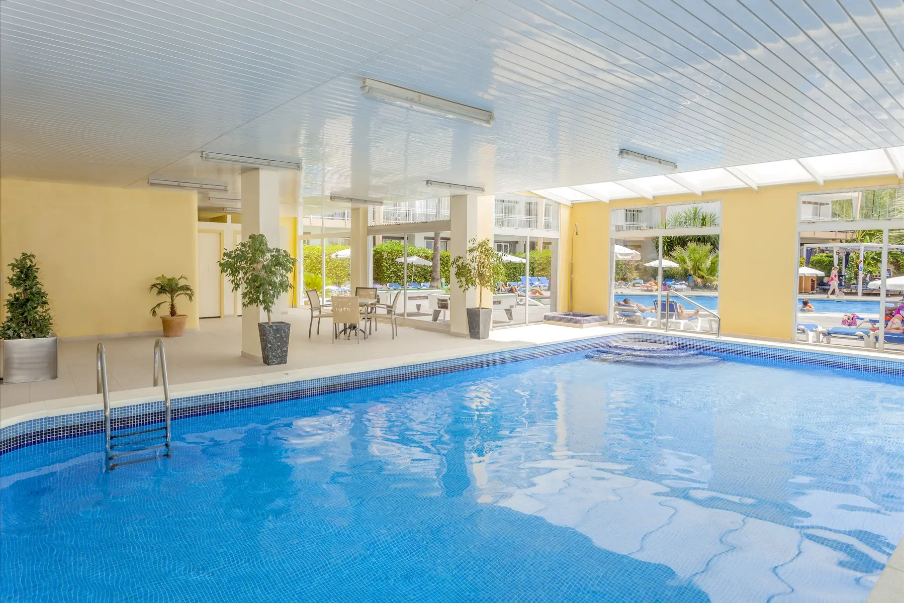 Basen w hotelu Roc Portonova