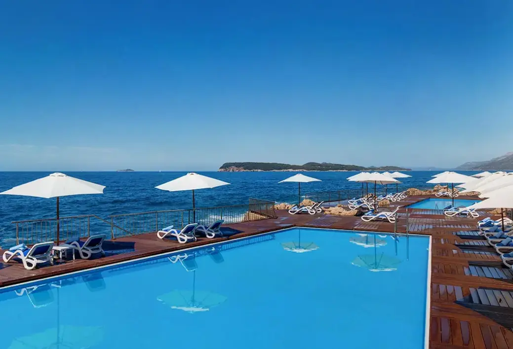 Basen w hotelu Royal Ariston