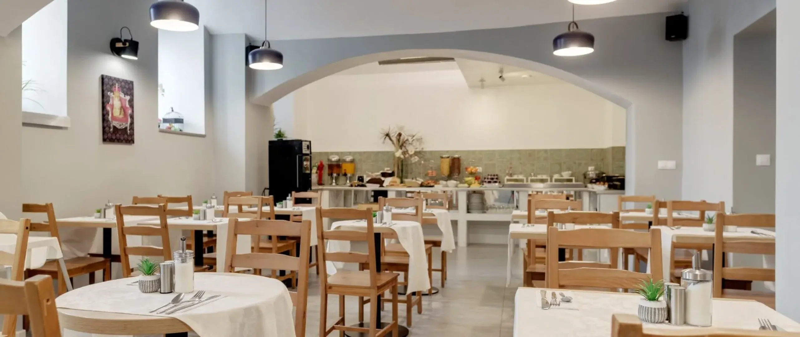 Restauracja i jedzenie w hotelu Royal Court Hotel