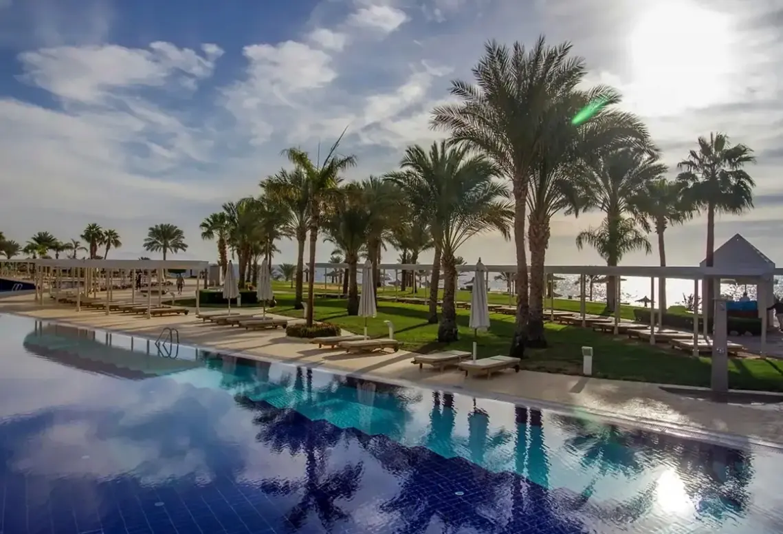 Basen w hotelu Royal Monte Carlo Resort