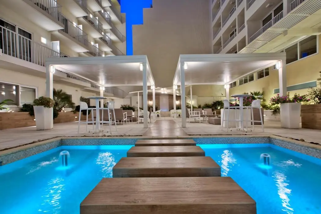 Basen w hotelu Santana Hotel