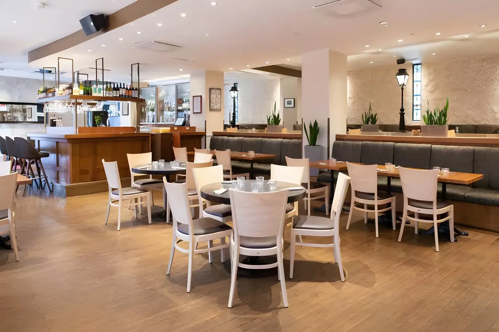 Restauracja i jedzenie w hotelu Scandic Helsinki Aviapolis