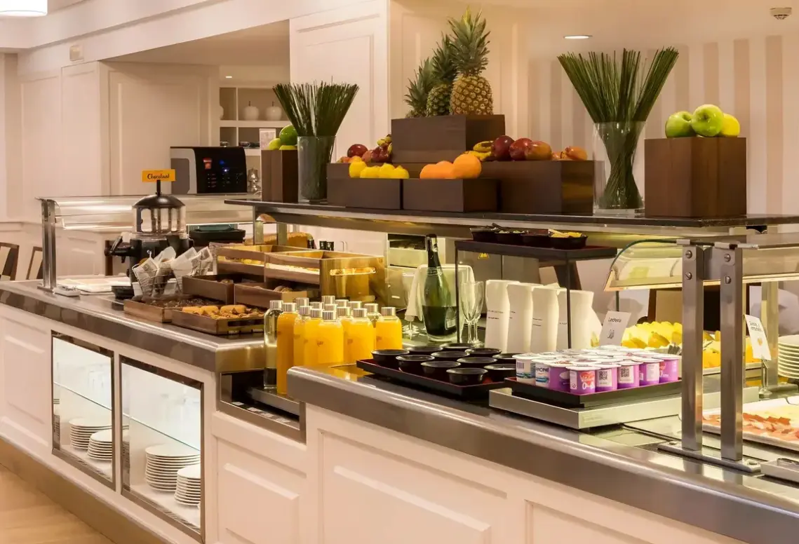 Restauracja i jedzenie w hotelu Sercotel Gran Hotel Conde Duque